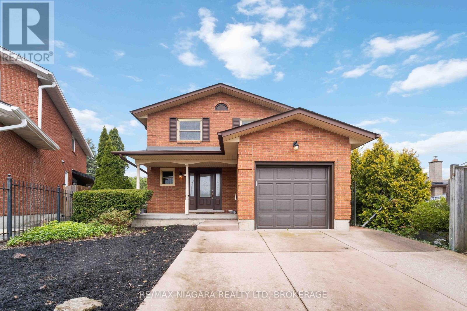 Detached at 10 DONEGEL PLACE, Hamilton (Bruleville)