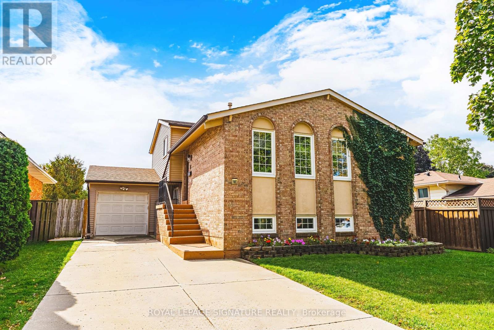 Detached at 16 APEX COURT, Hamilton (Stoney Creek)