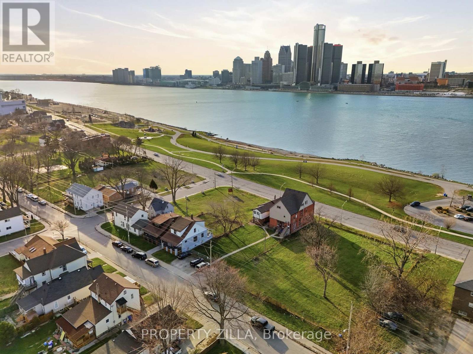 Detached at 819-829 RIVERSIDE DRIVE E, Windsor