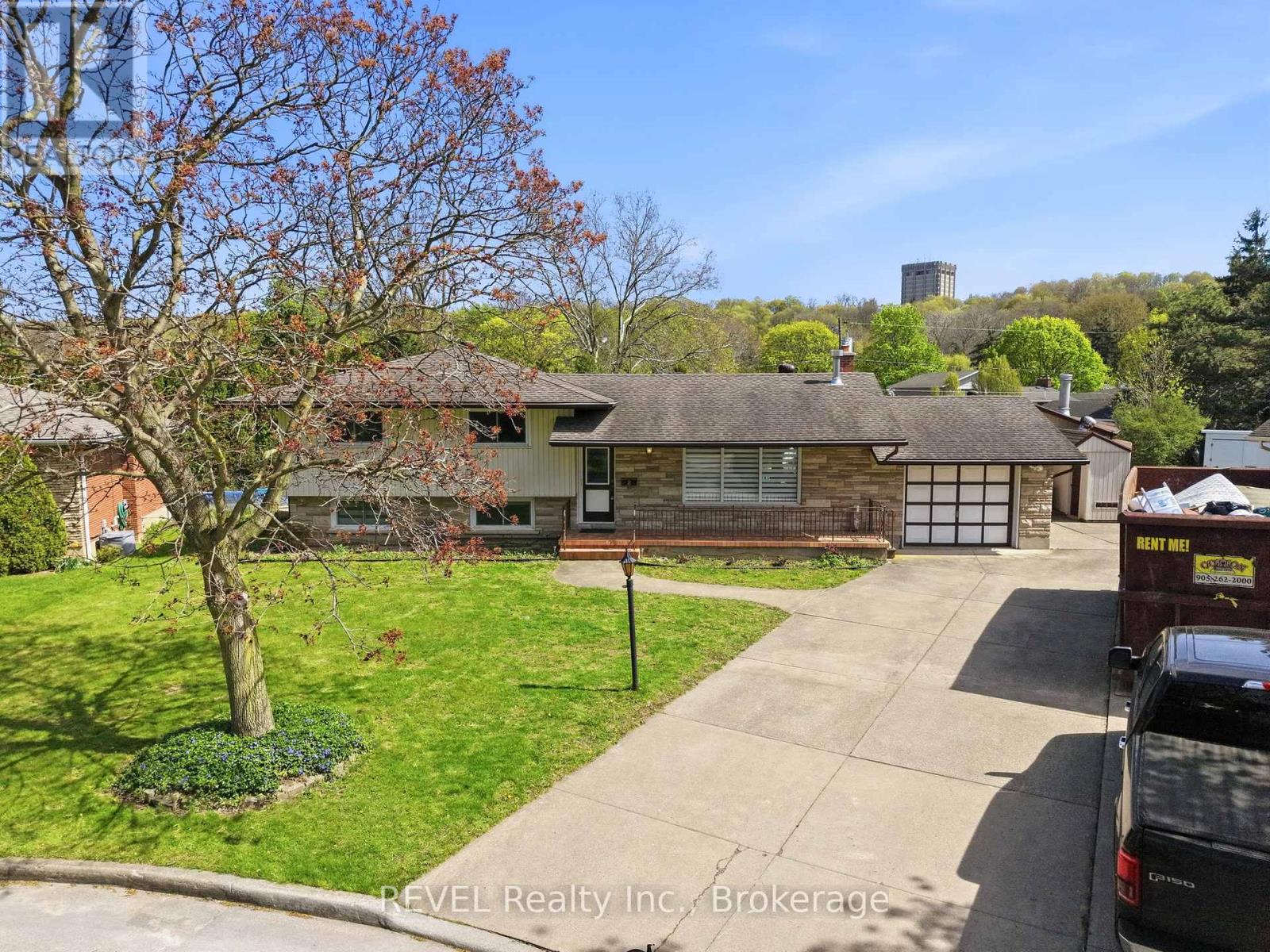 Detached at 8 FERNWOOD TERRACE, St. Catharines (Glendale/Glenridge)