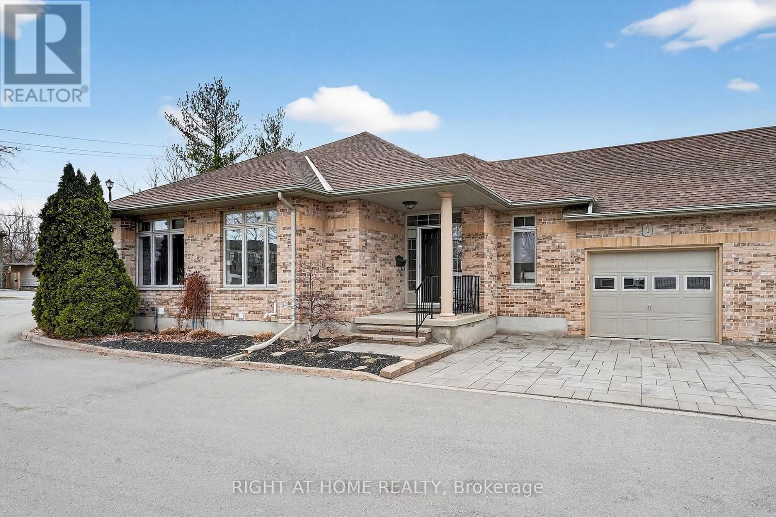 Townhouse at 1 - 139 GLENDALE AVENUE, St. Catharines (Glendale/Glenridge)