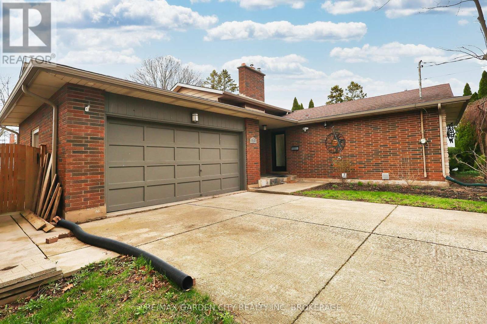 Detached at 15 BLACK FRIARS ROAD, St. Catharines (Lakeshore)