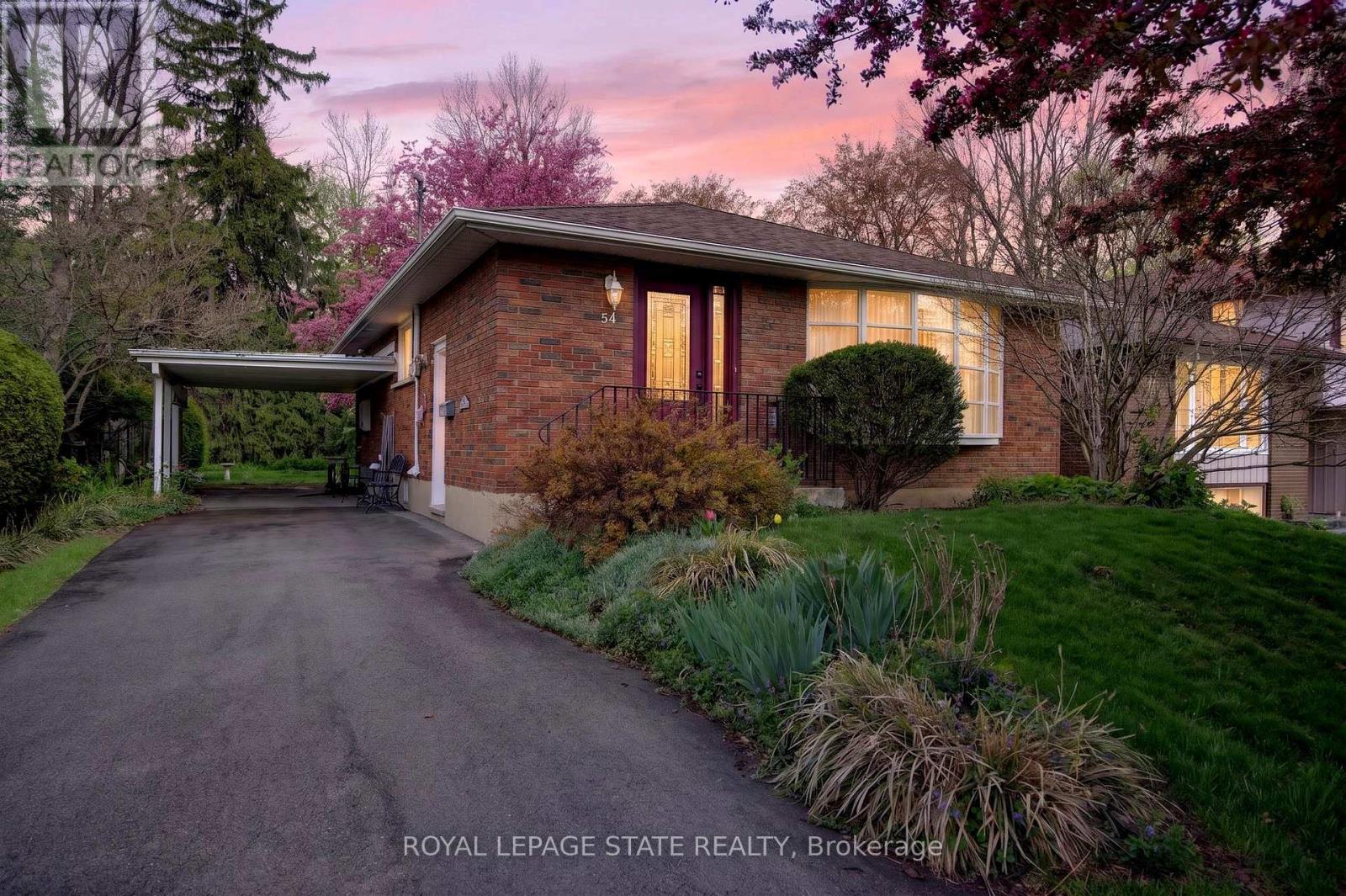 Detached at 34 HELEN STREET, Hamilton (Dundas)