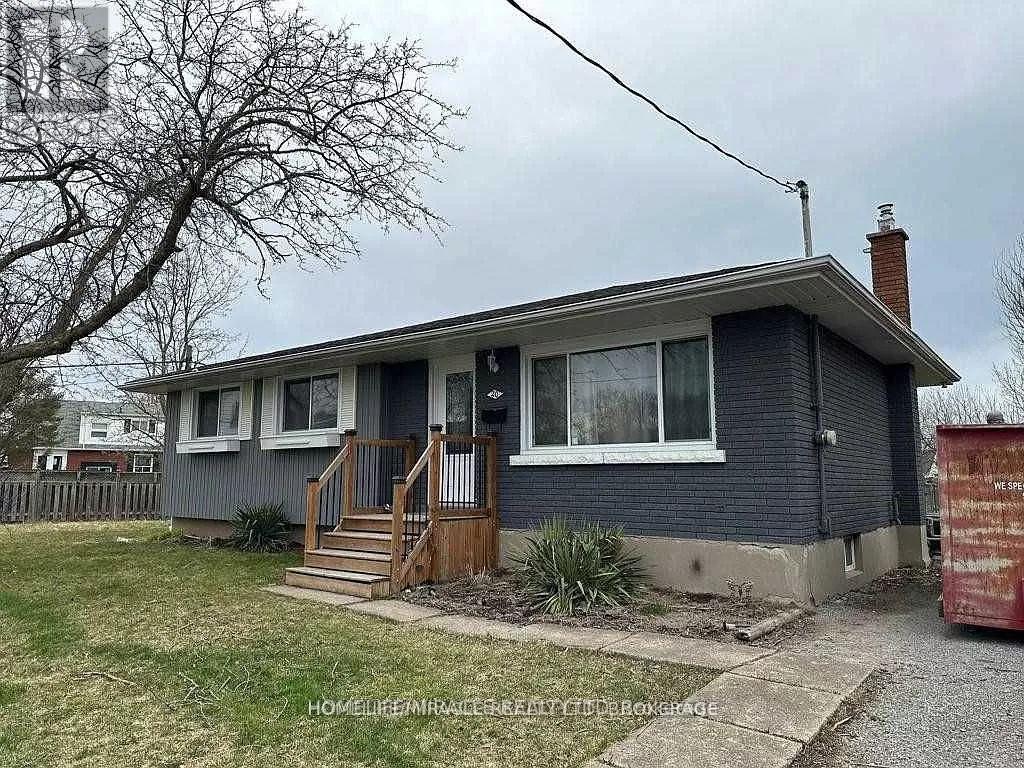 Detached at 20 WESTON ROAD, St. Catharines (Western Hill)