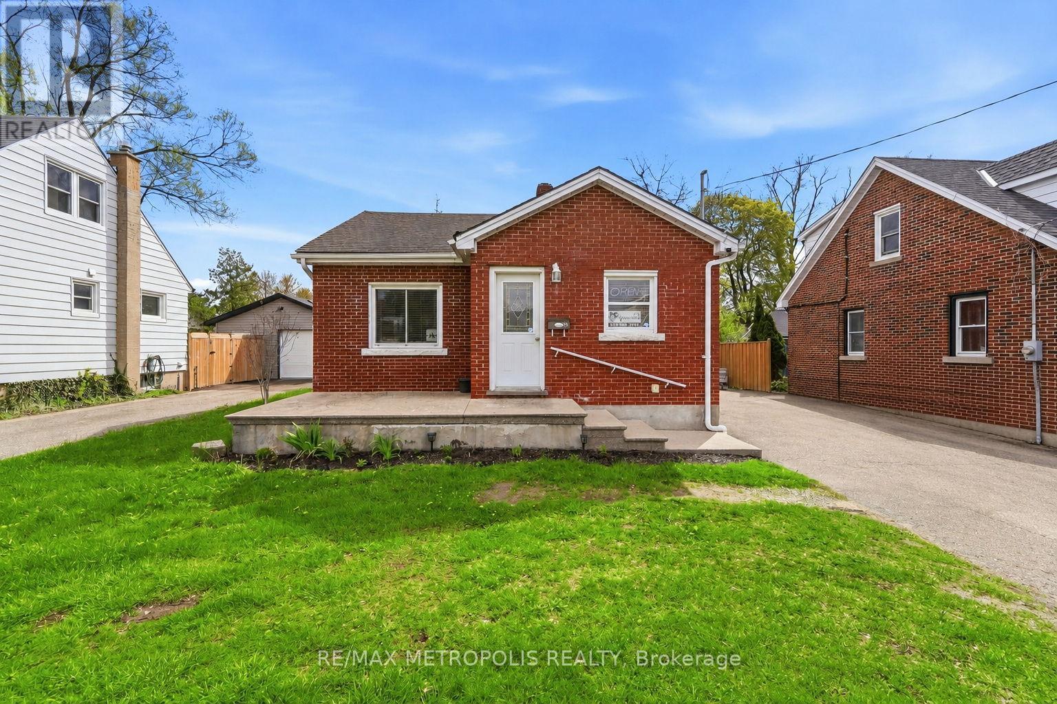 Detached at MAIN & BSMT - 56 CHARING CROSS STREET, Brantford