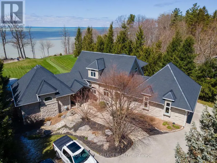Detached at 4544 LAKESHORE ROAD, Plympton-Wyoming