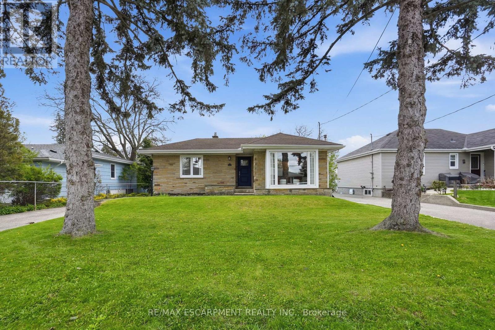 Detached at 23 MCMASTER AVENUE S, Hamilton (Dundas)