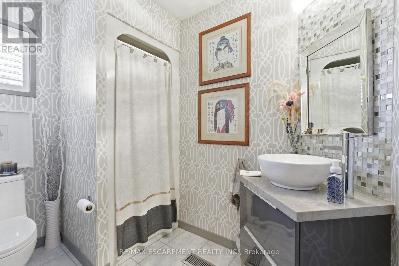 Detached at 10 ROCKHAVEN LANE, Hamilton