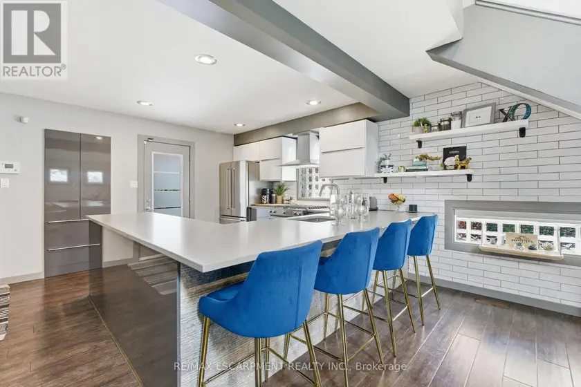 Detached at 10 ROCKHAVEN LANE, Hamilton