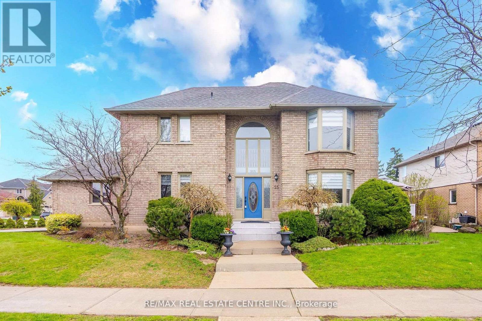 Detached at 25 HIGHBURY DRIVE, Hamilton (Stoney Creek Mountain)