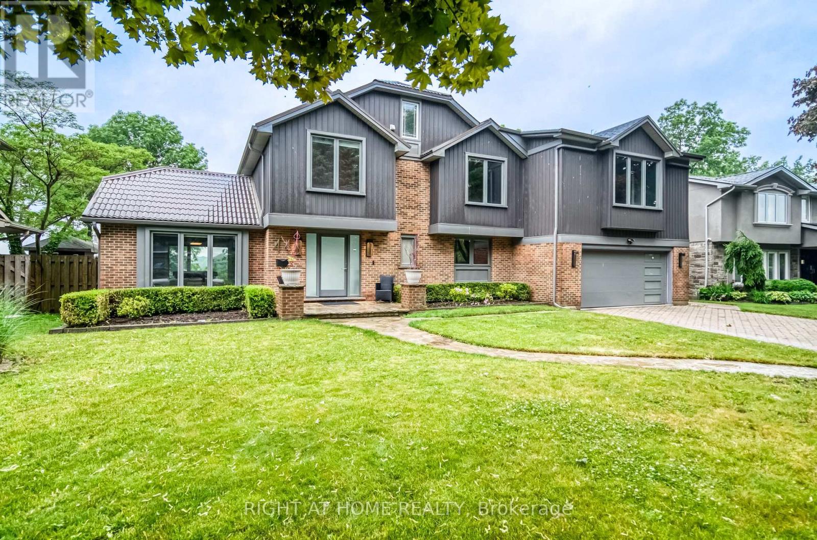 Detached at 44 ROYAL HENLEY BOULEVARD, St. Catharines (Martindale Pond)