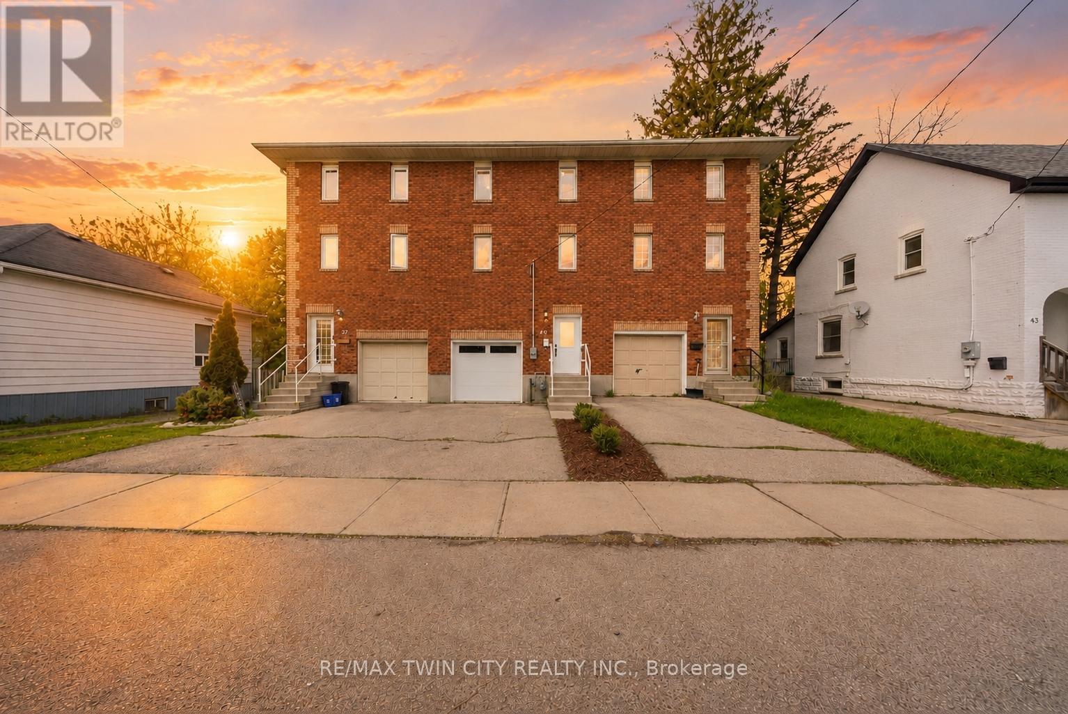 Townhouse at 47 WALNUT STREET, Brantford