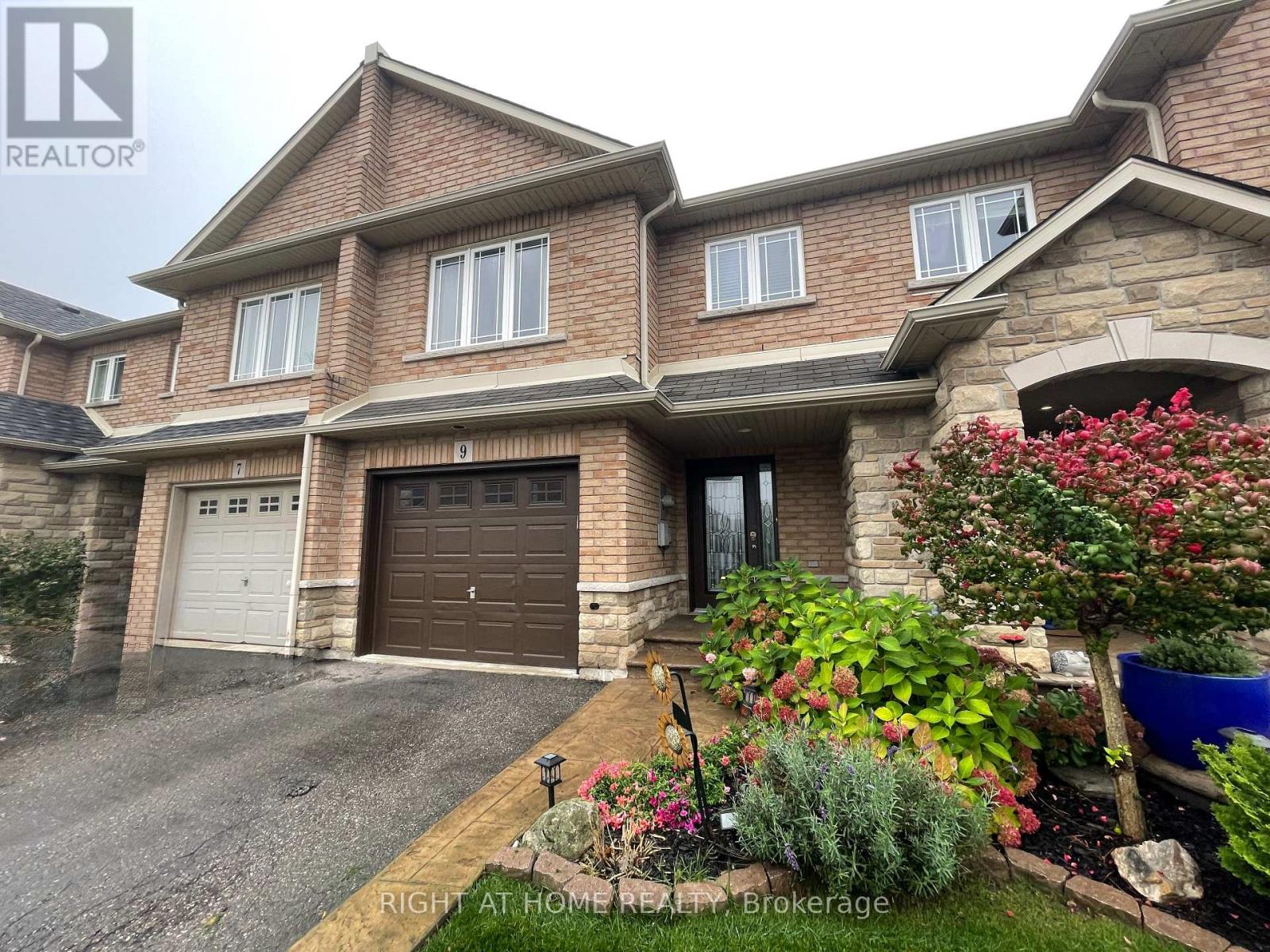 Townhouse at 9 PERIWINKLE DRIVE, Hamilton (Stoney Creek)