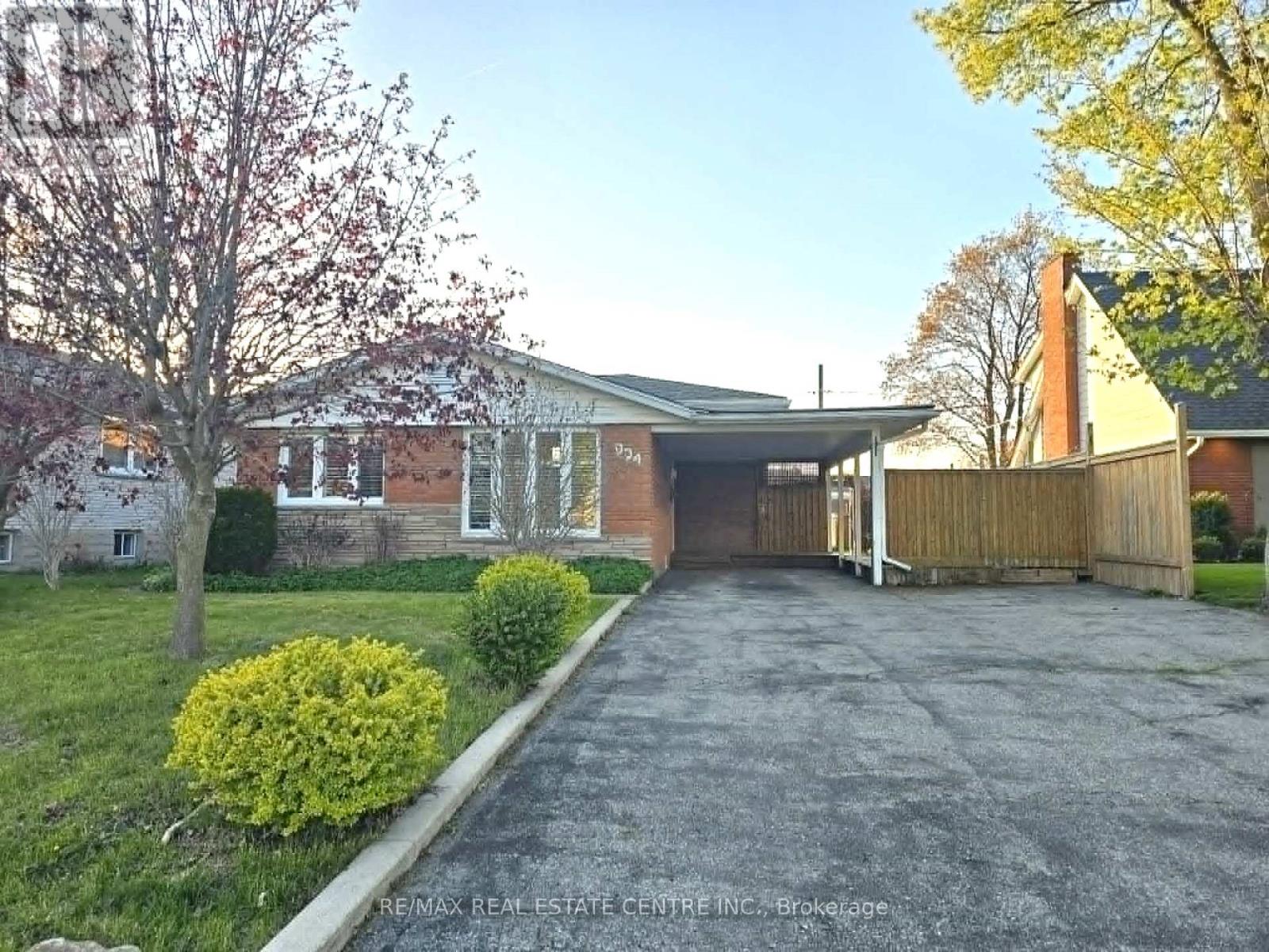 Detached at MAIN - 834 WESTMINSTER DRIVE S, Cambridge