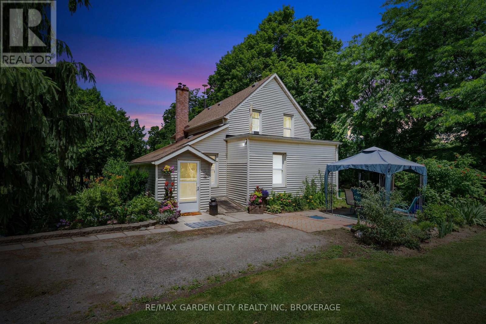 Detached at 5400 NORTH SERVICE ROAD, Lincoln (Lincoln Lake)