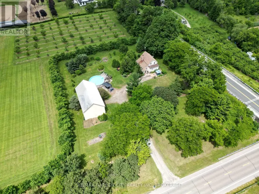 Detached at 5400 NORTH SERVICE ROAD, Lincoln