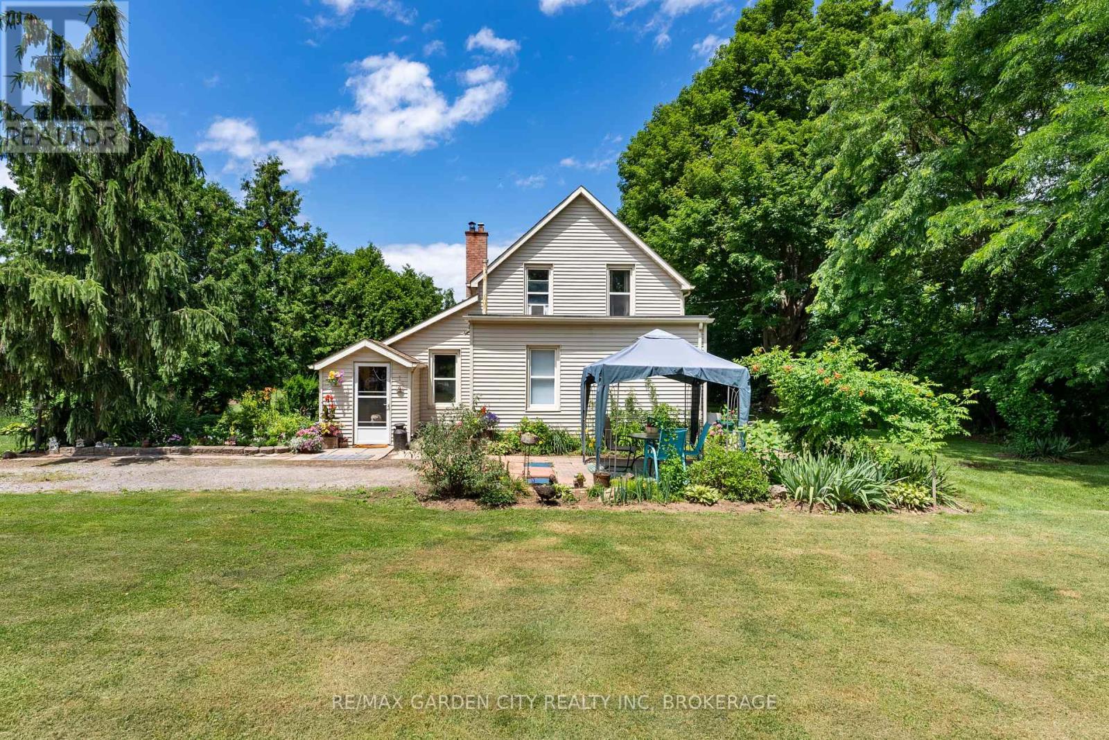 Detached at 5400 NORTH SERVICE ROAD, Lincoln
