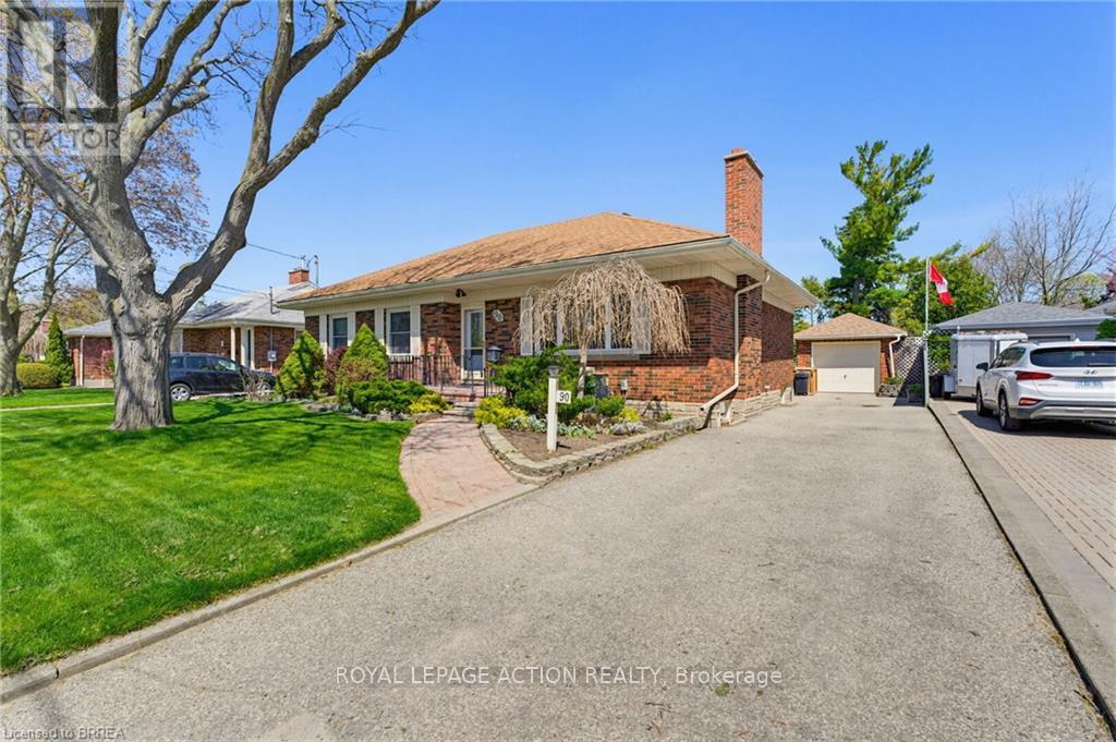 Detached at 90 HENDERSON AVENUE, Brantford