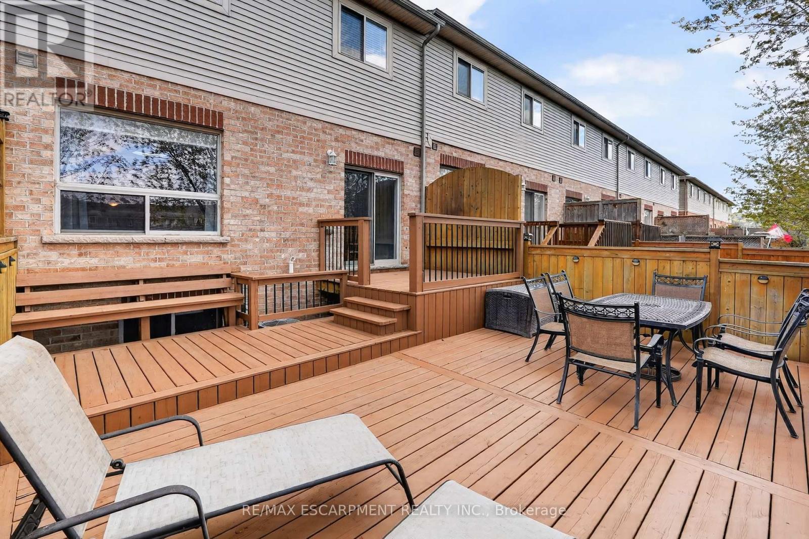 Townhouse at 11 - 8 LAKELAWN ROAD, Grimsby