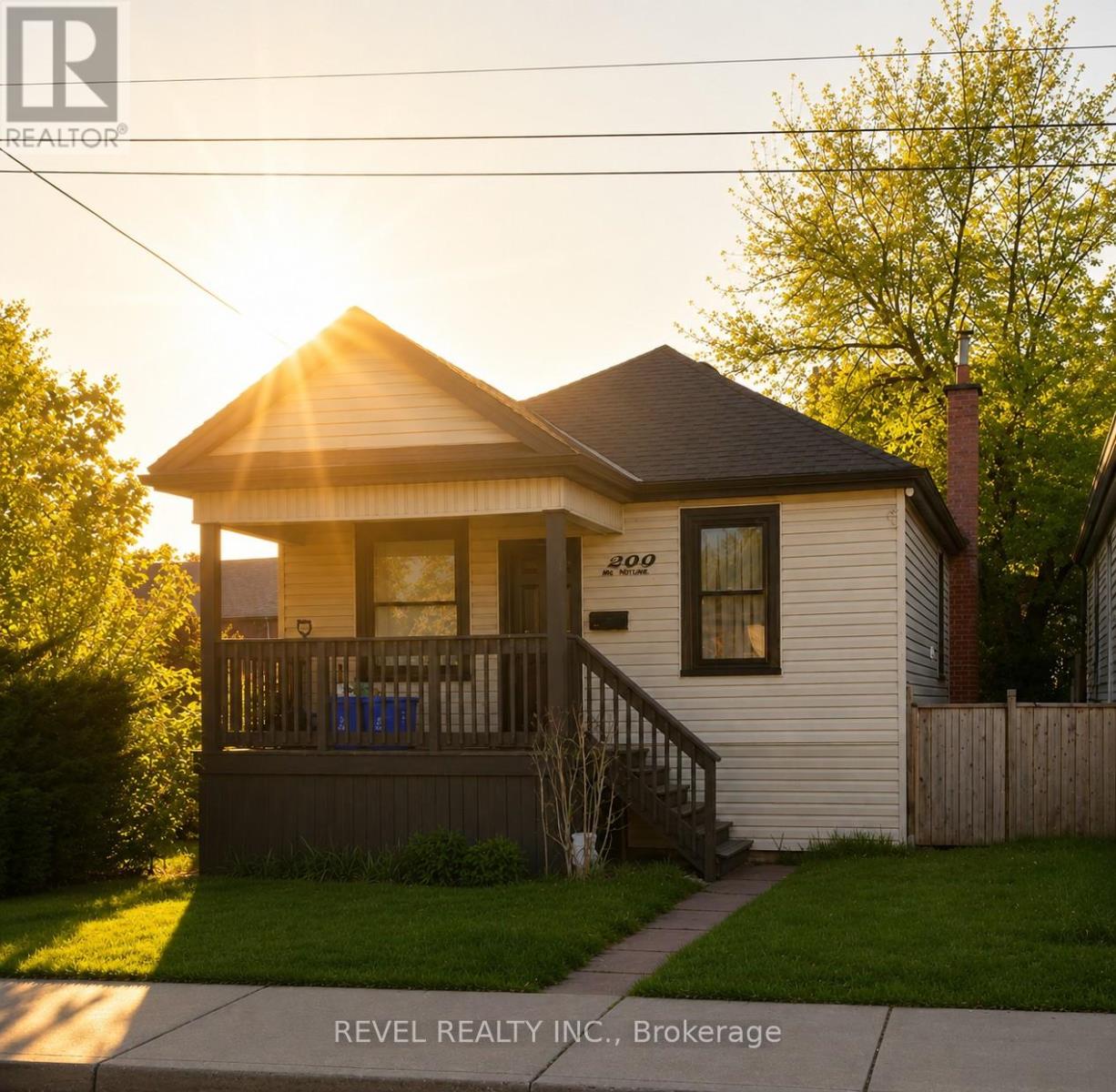 Detached at 222 KENSINGTON AVENUE N, Hamilton (Crown Point)
