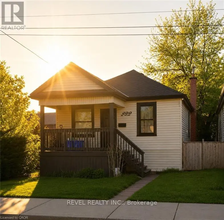 Detached at 222 KENSINGTON AVENUE N, Hamilton