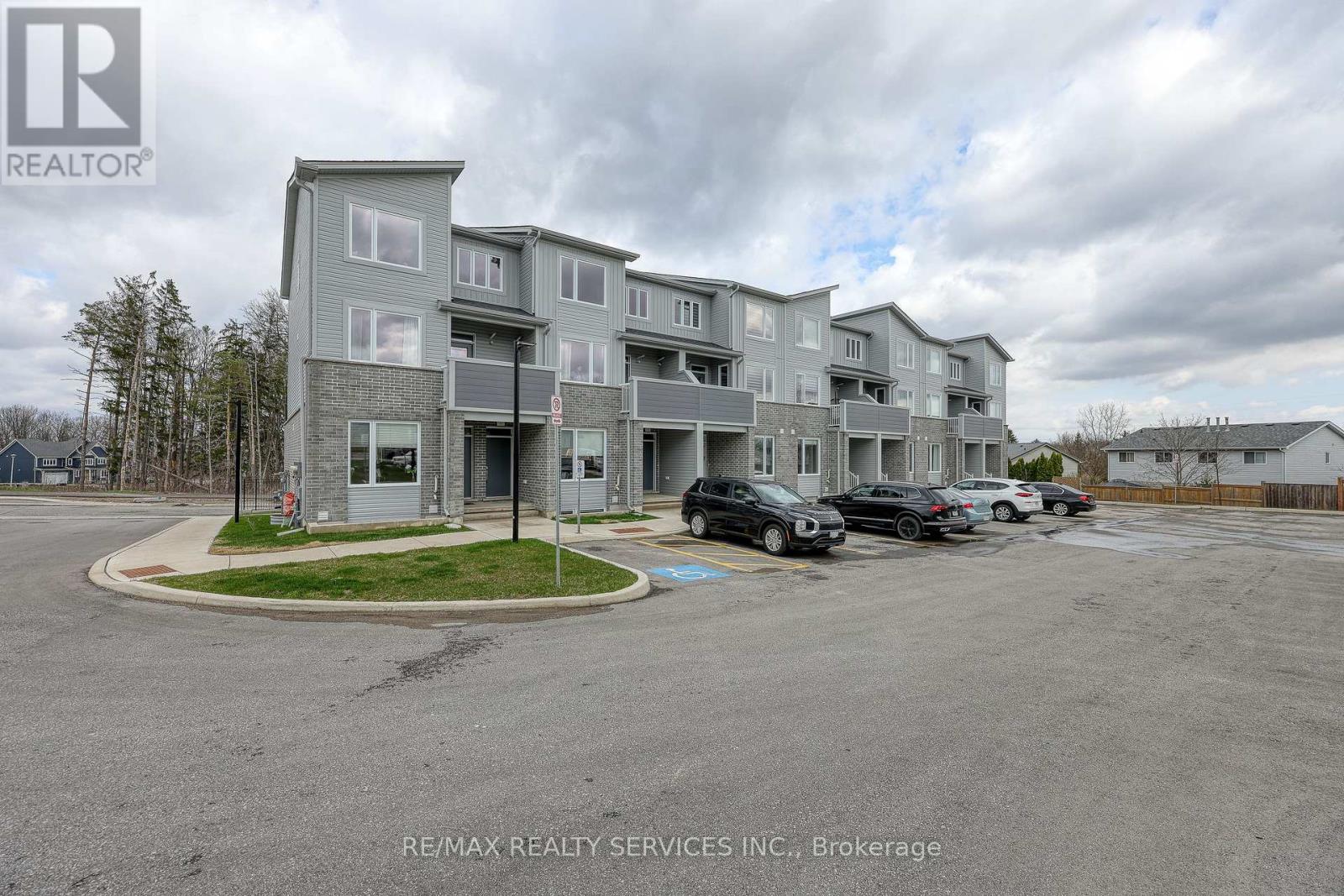 Townhouse at 12 - 925 DEVERON CRESCENT, London South (South J)