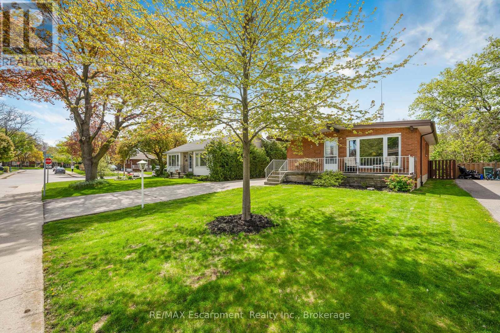 Detached at 3 TANAGER COURT, Hamilton (Bruleville)
