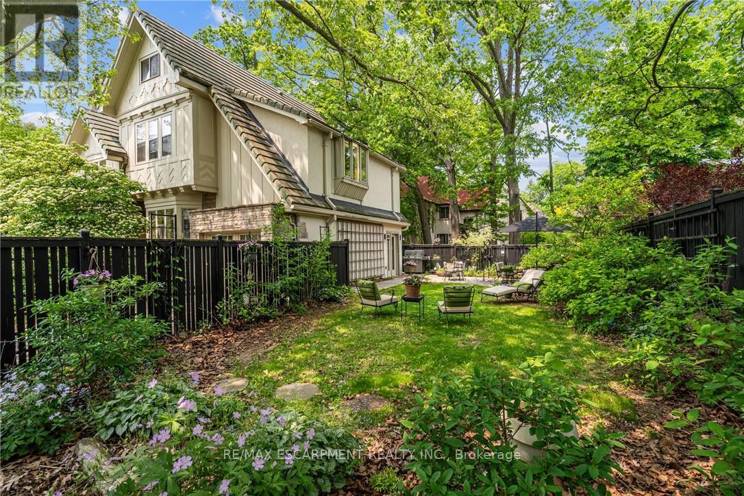 Detached at 2 OAK KNOLL DRIVE, Hamilton