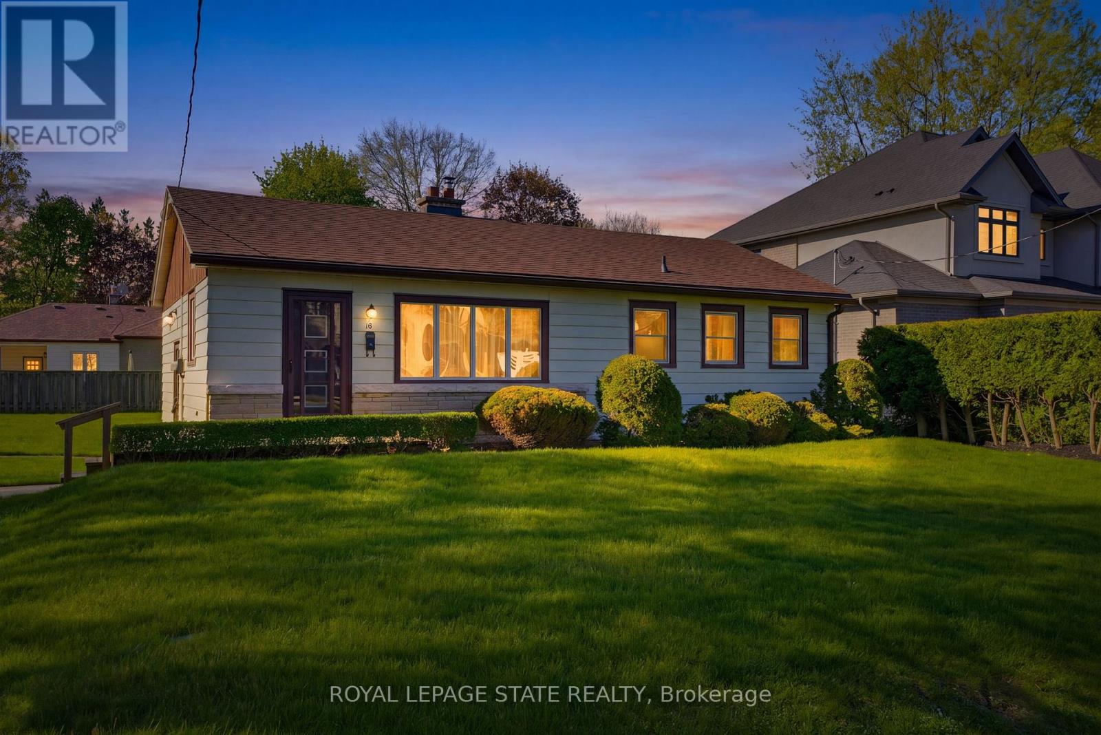 Detached at 10 OAKLEY COURT, Hamilton (Ancaster)