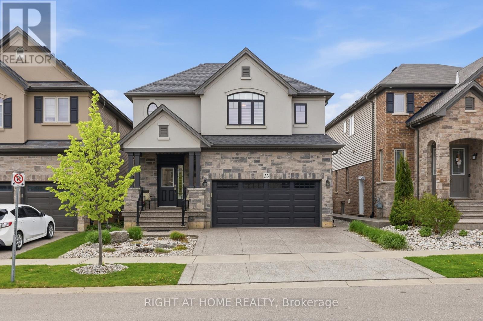Detached at 33 VIC CHAMBERS PLACE, Brant (Paris)