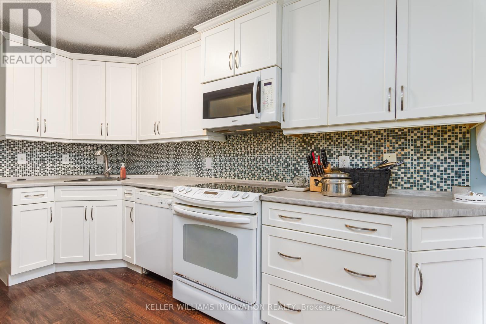Apartment at 32 - 121 UNIVERSITY AVENUE E, Waterloo