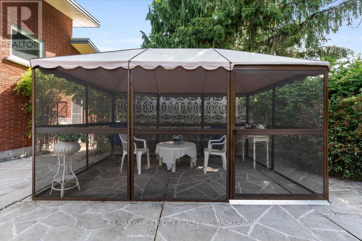 Detached at 7 GLENAYR PLACE, St. Catharines