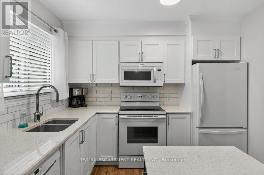 Detached at 4 CAMELOT DRIVE, Hamilton