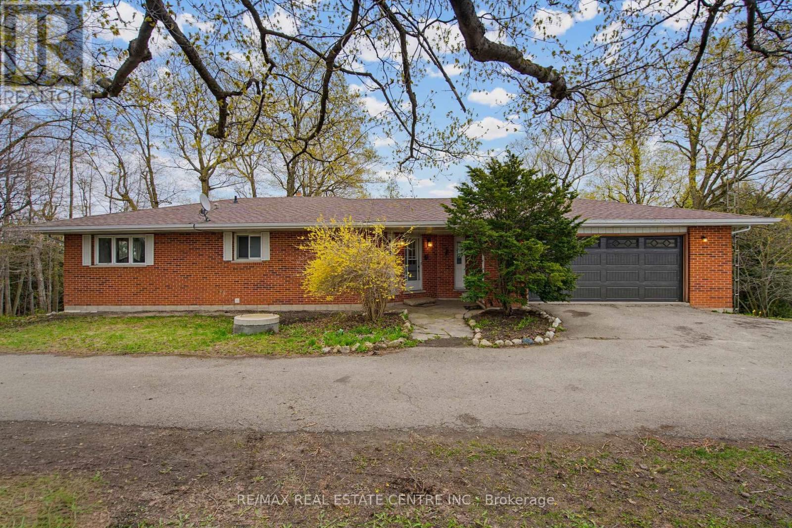 Detached at 294052 8TH LINE, Amaranth