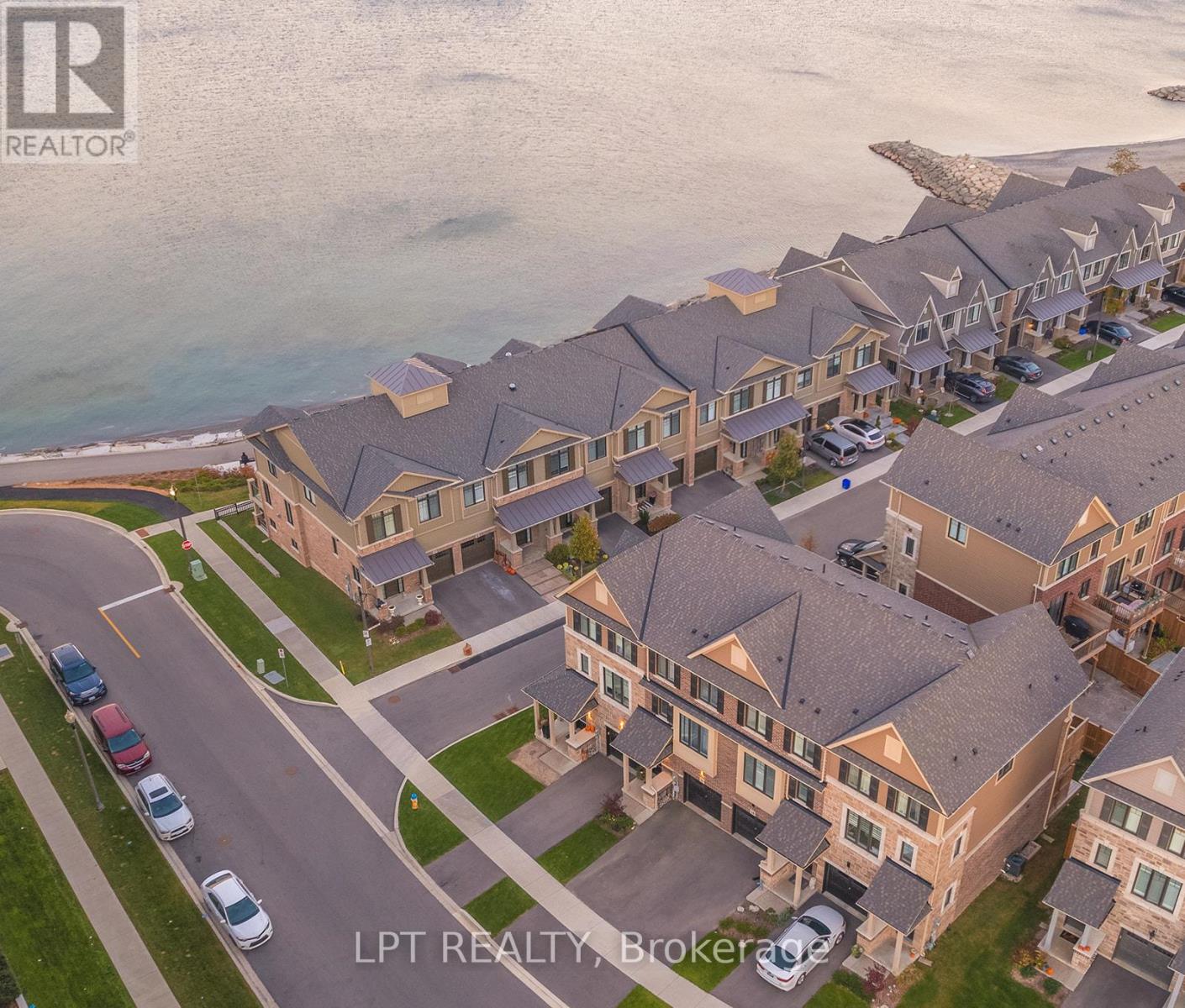 Townhouse at 16 PLACE POLONAISE DRIVE, Grimsby (Grimsby Beach)