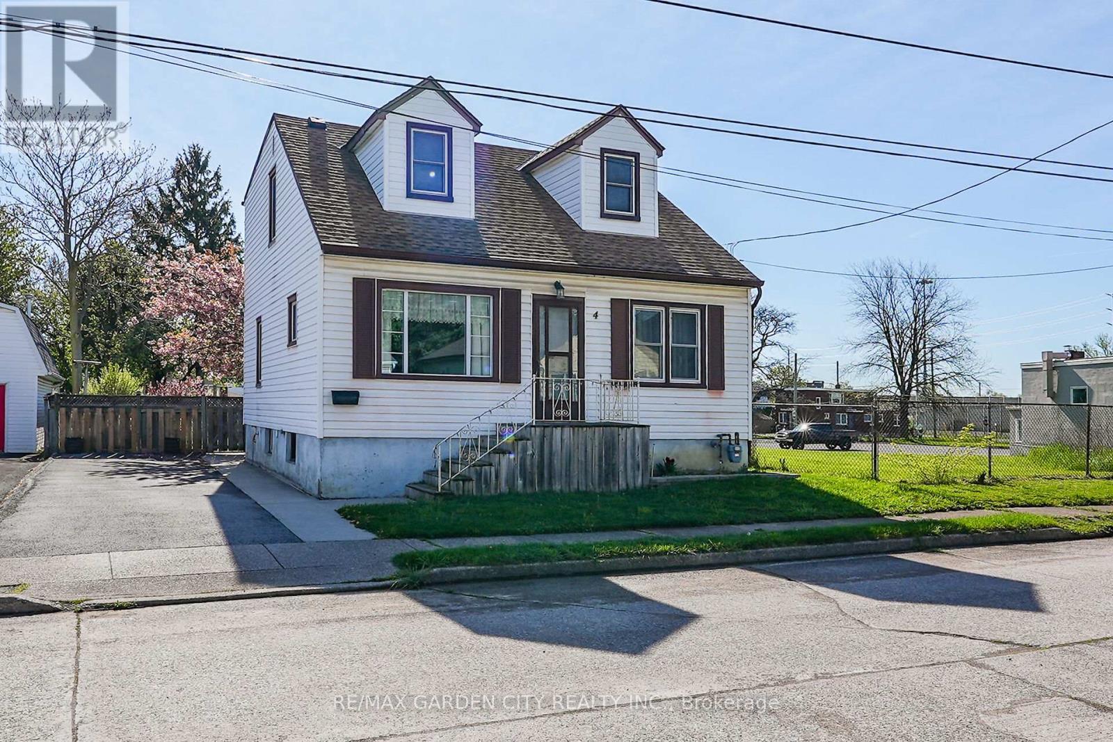 Detached at 4 PEACHDALE AVENUE, St. Catharines (Facer)