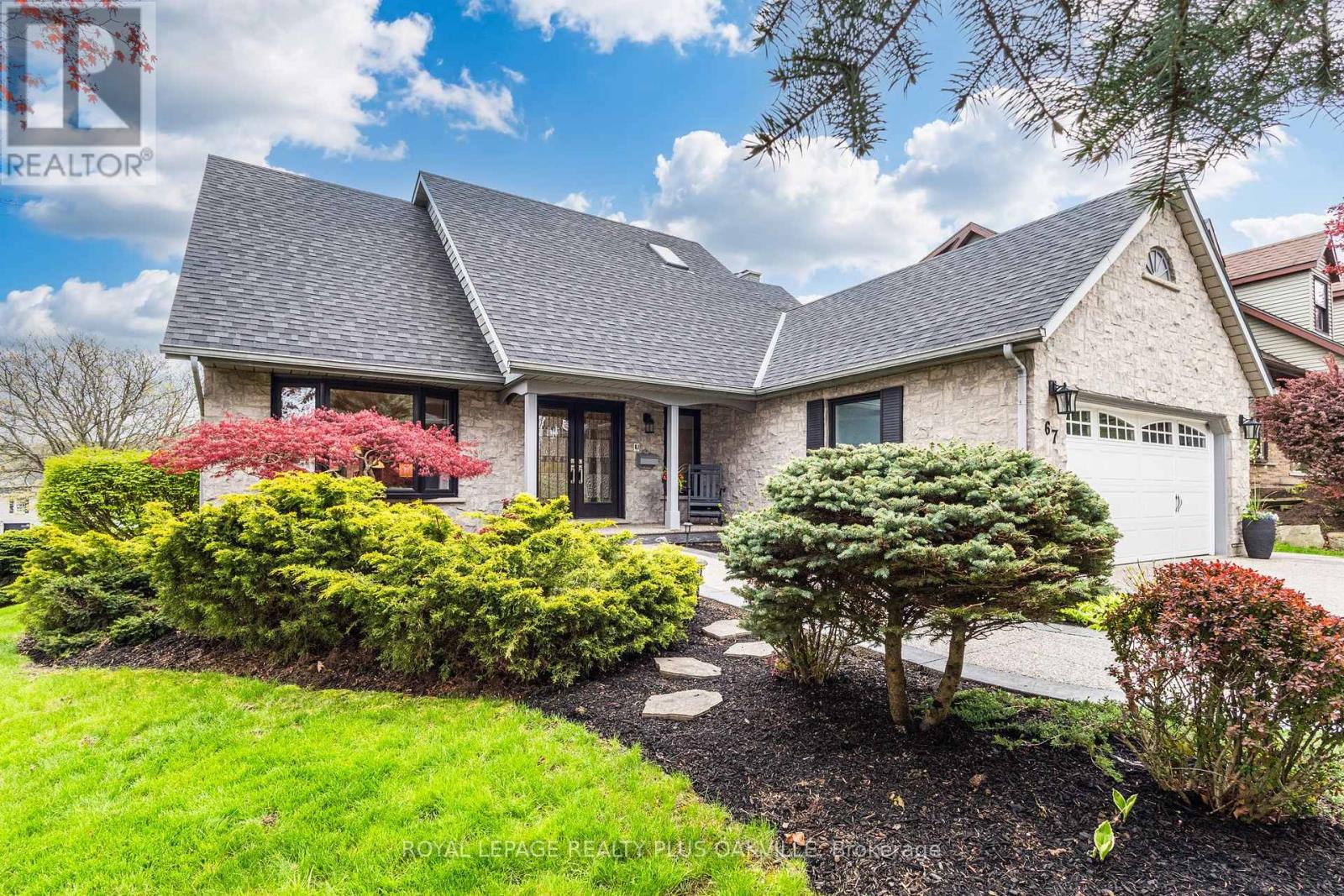 Detached at 67 HONEYSUCKLE CRESCENT, Hamilton (Iroquoia Heights)