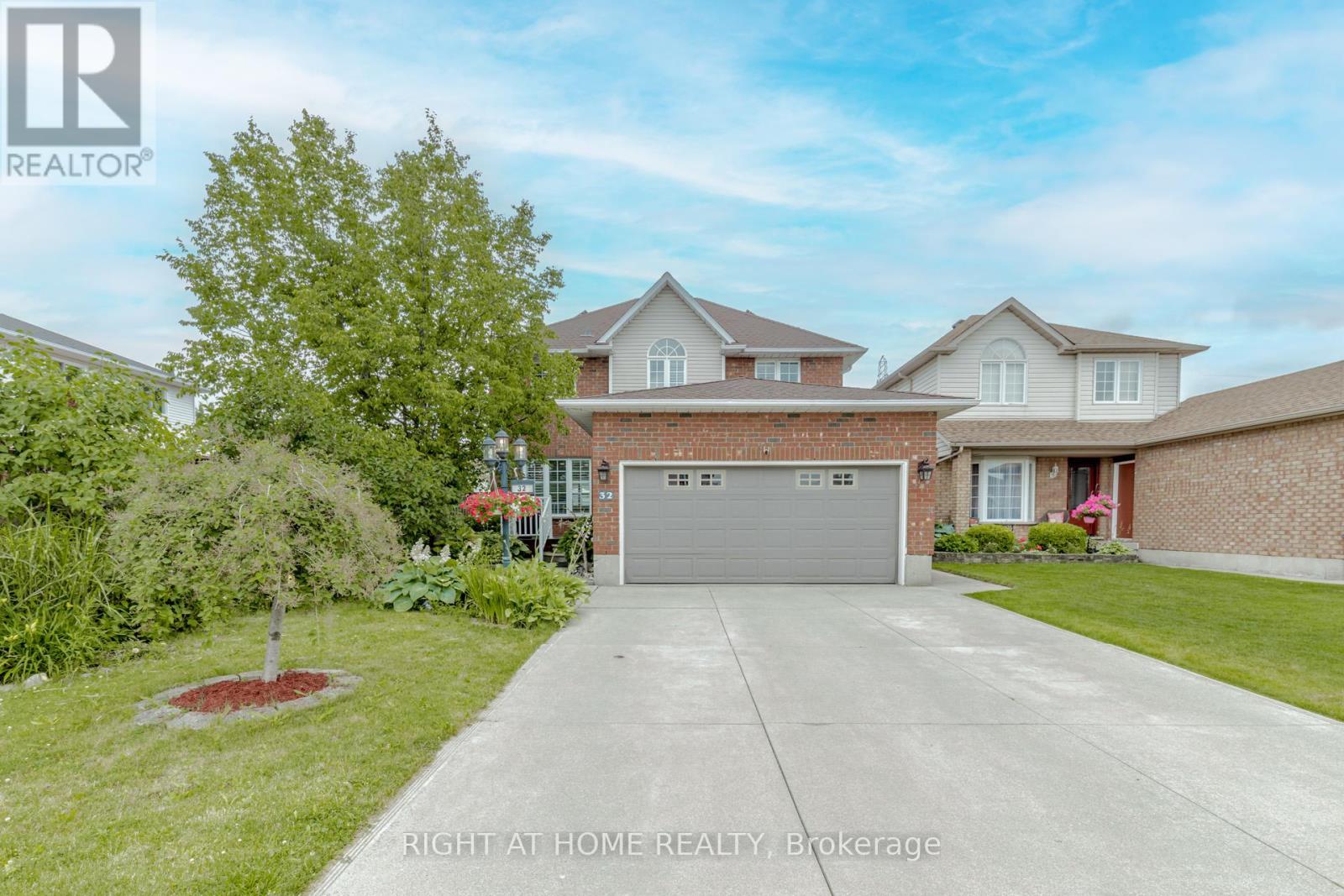 Detached at 32 VINEBERG DRIVE, Hamilton (Chappel)