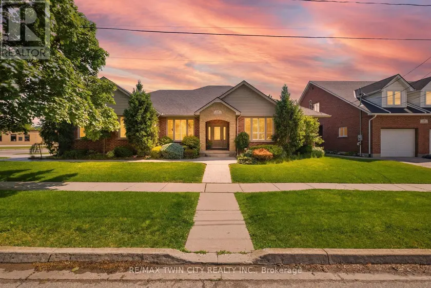 Detached at 74 FRANKLIN STREET, Brantford