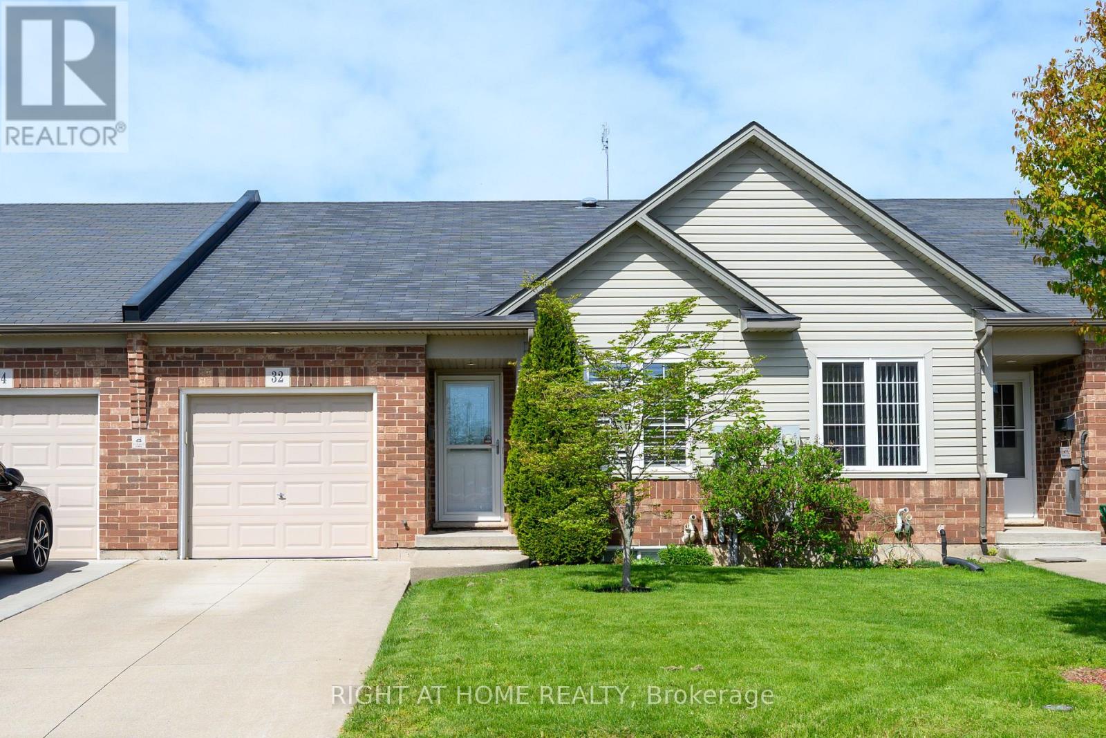 Townhouse at 32 WOODBURN AVENUE, St. Catharines (Oakdale)