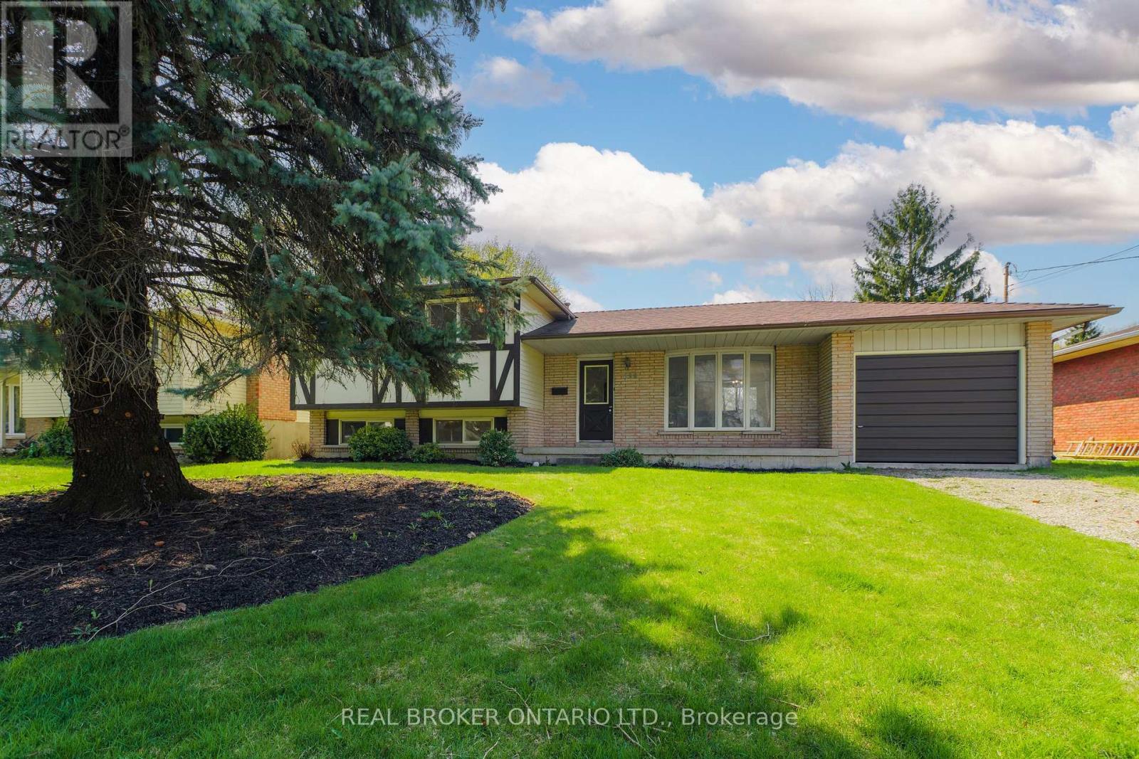 Detached at 194 FIDDLERS GREEN ROAD, Hamilton (Ancaster)