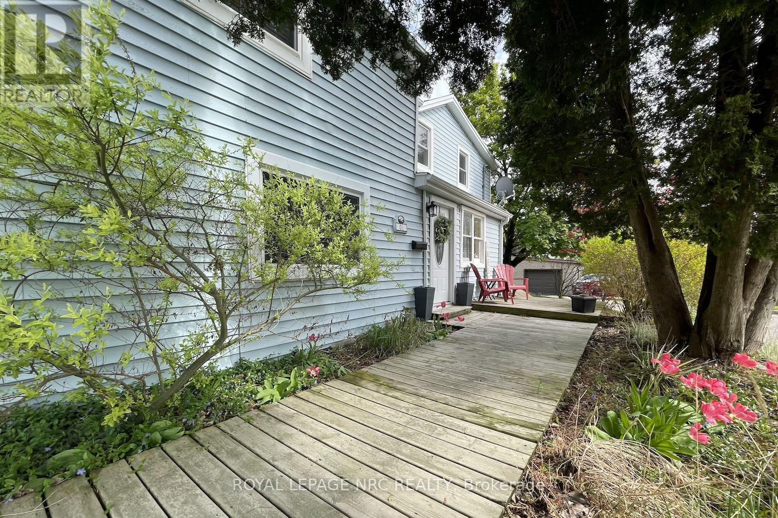 Detached at 1 JOHN AVENUE, Brant (Paris)
