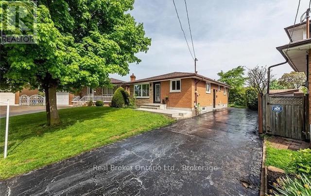 Detached at 10 SANDLYN COURT, Hamilton (Kentley)