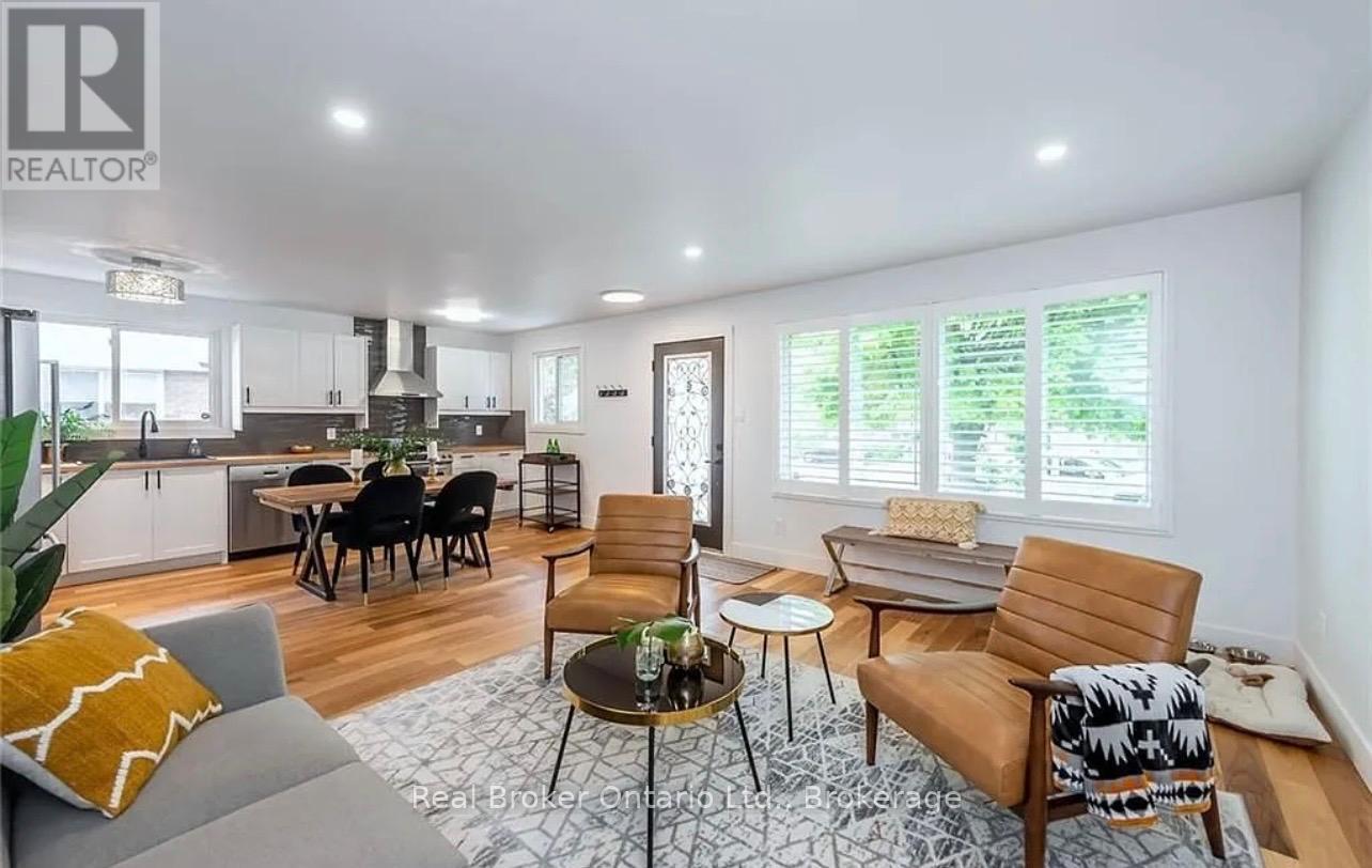 Detached at 10 SANDLYN COURT, Hamilton