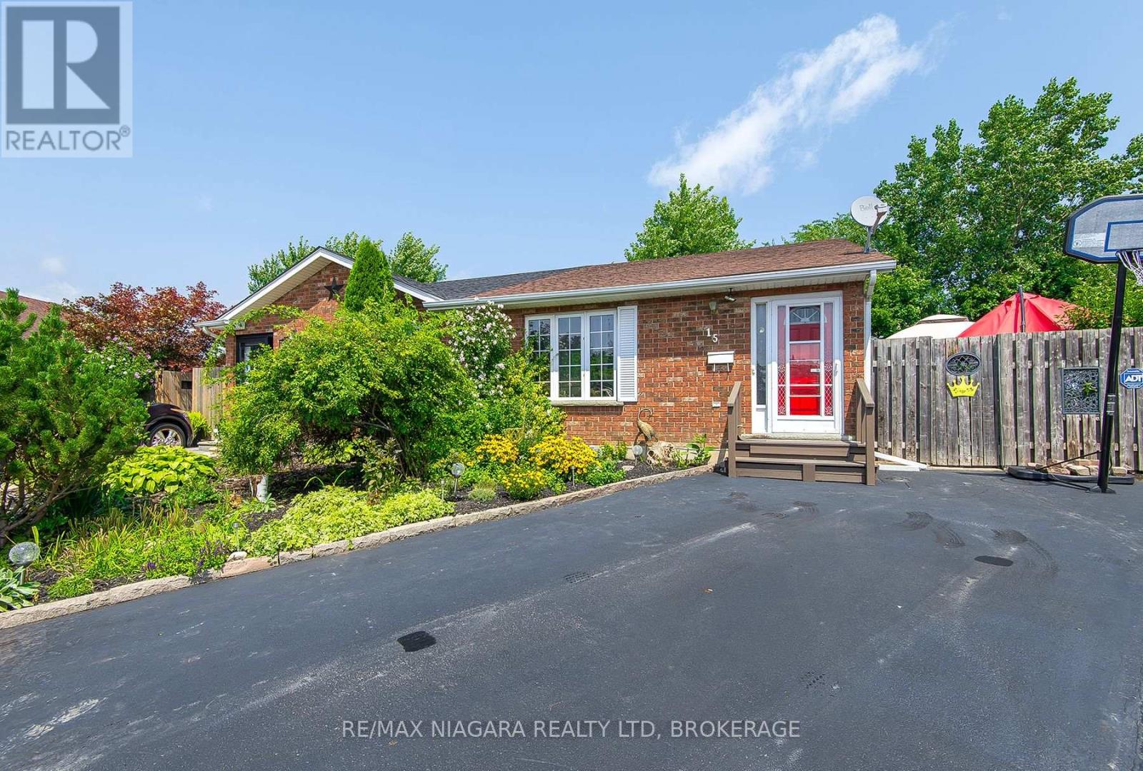 Semi-Detached/Link at 15 MARC COURT, Welland (Lincoln/Crowland)