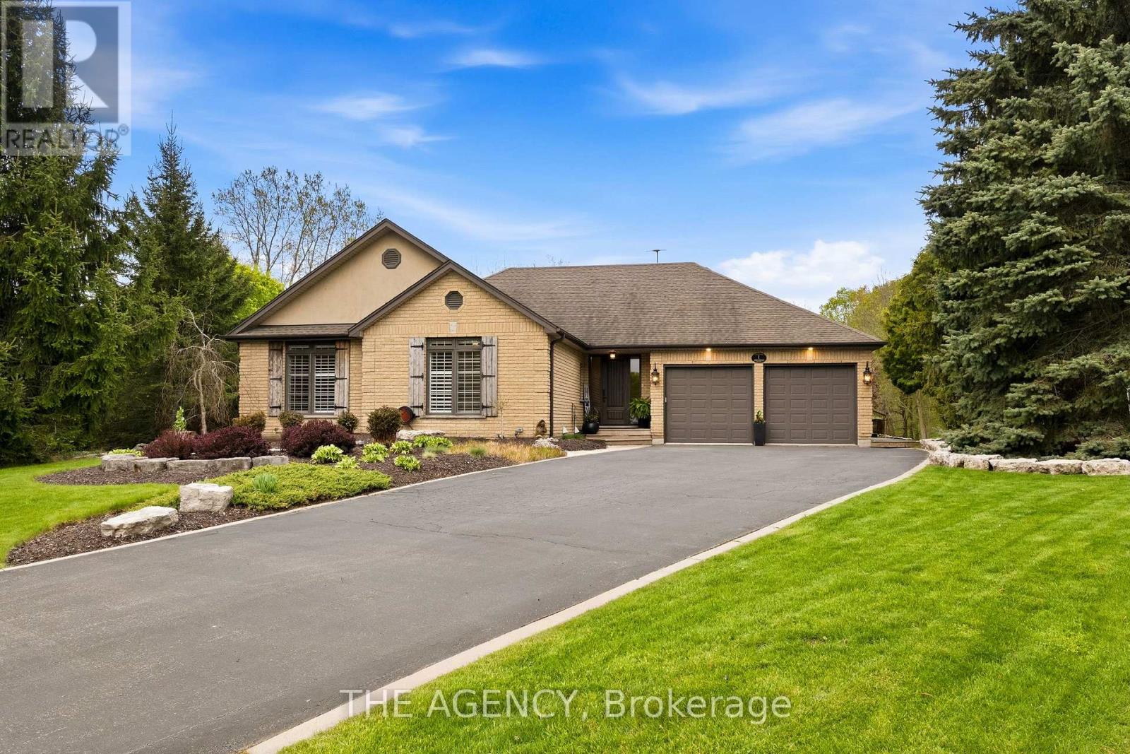 Detached at 1 MCDONALD PLACE, Brant (South Dumfries)