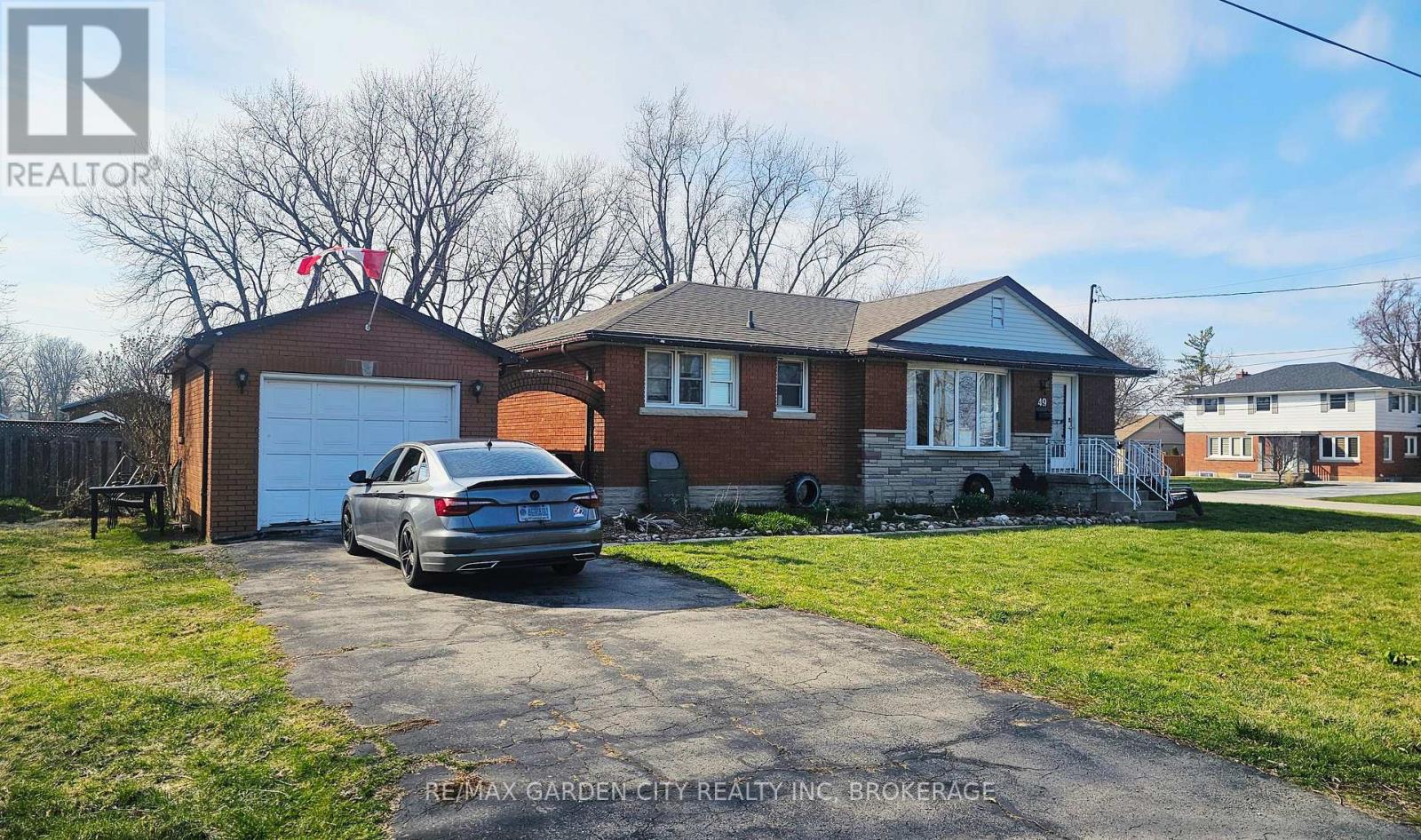 Detached at 49 WHITTAKER AVENUE, Grimsby (Grimsby Beach)