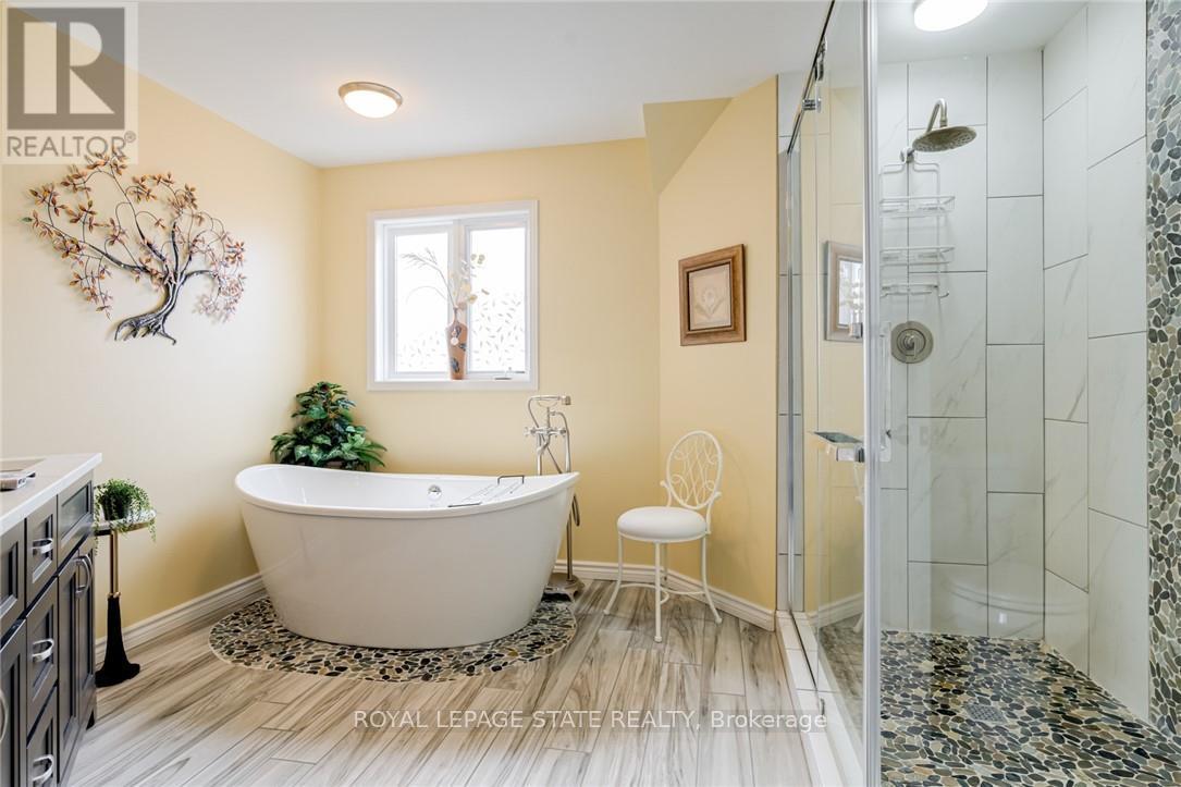 Detached at 82 VANSICKLE ROAD, St. Catharines