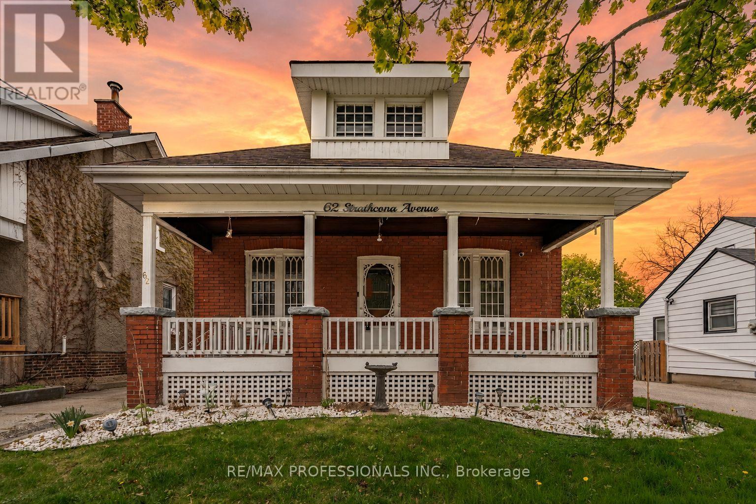 Detached at 62 STRATHCONA AVENUE, Brantford