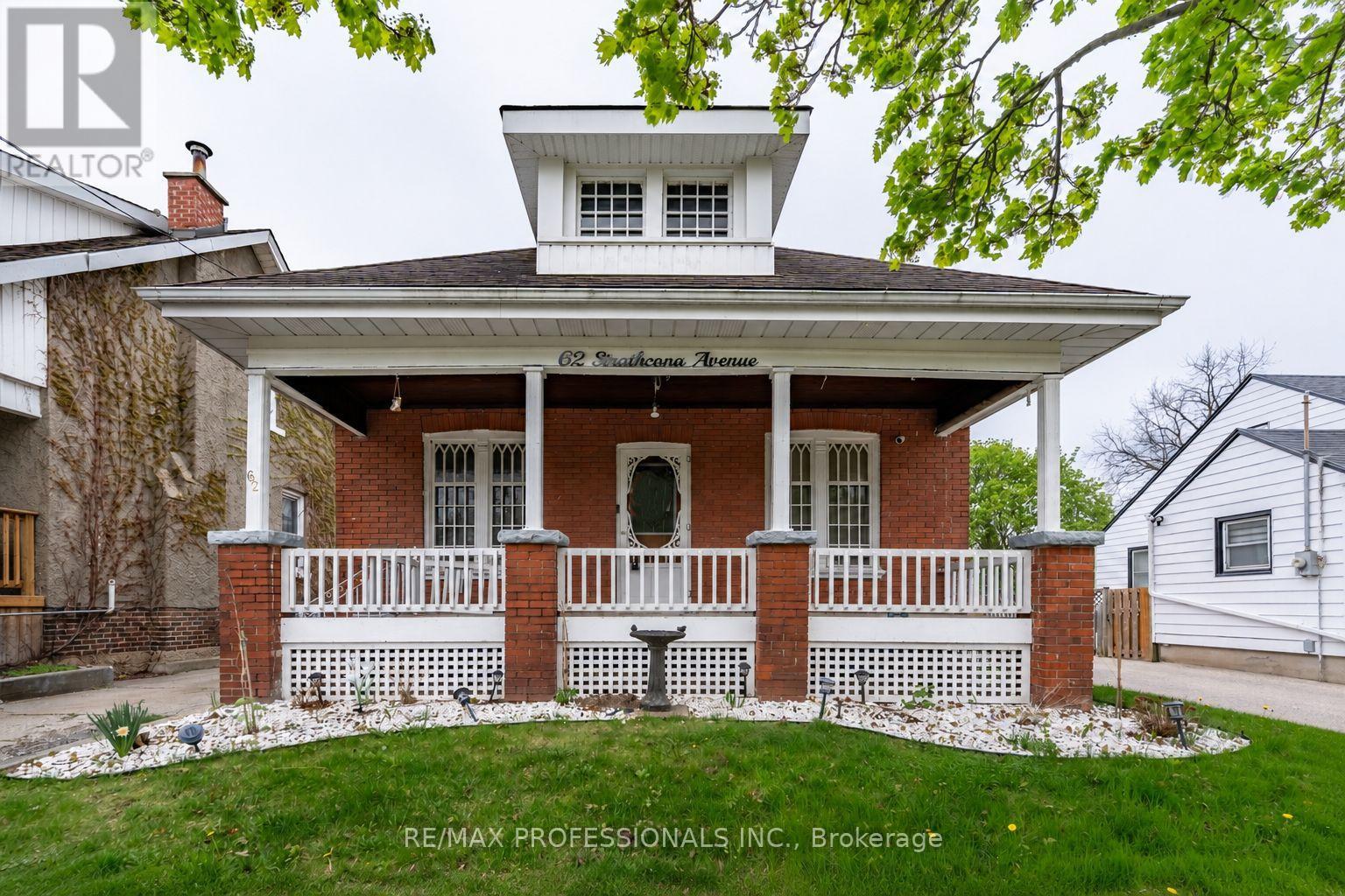 Detached at 62 STRATHCONA AVENUE, Brantford